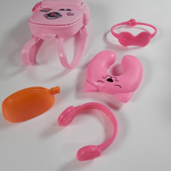 2018 Barbie Travel Themed Doll With Pink Suitcase Backpack Neck Pillow FWV25 - Picture 10 of 11